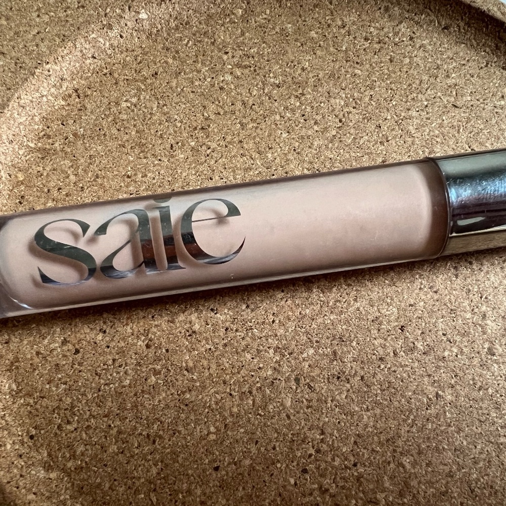 Same Hydrabeam Concealer in HB2